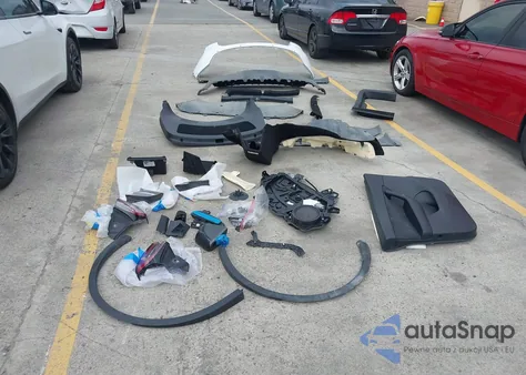 2022 Tesla Model Y Long Range Dual Motor All-Wheel Drive z USA, uszkodzony, nr VIN 7SAYGDEE1NF311104